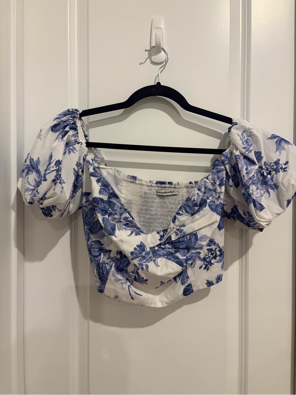 Large Abercrombie & Fitch White and Blue Floral Puff Sleeve Crop Top
